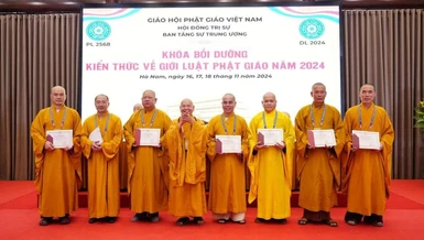 Trưởng lão Hòa thượng Thích Thiện Nhơn trao chứng nhận đến lãnh đạo các Ban Trị sự tỉnh thành hoàn thành Khóa bồi dưỡng về Giới luật Phật giáo