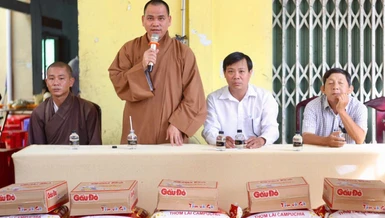 Thượng tọa Thích Thiện Thông thăm hỏi, động viên bà con có hoàn cảnh khó khăn TP.Trà Vinh
