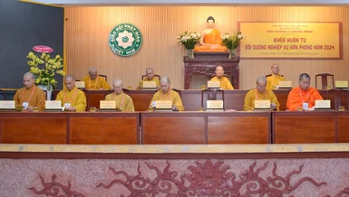 Chư tôn đức Hội đồng Chứng minh, Hội đồng Trị sự, Ban Giảng huấn tham dự lễ khai mạc - Ảnh: Bảo Toàn/BGN