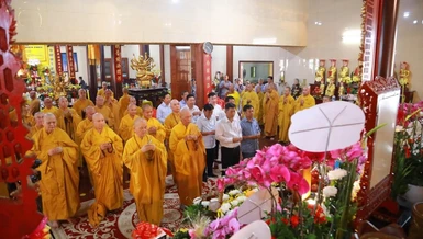 Chư tôn đức, đại diện các cơ quan thắp nén tâm hương tưởng niệm Giác linh Hòa thượng Thích Thiện Phúc