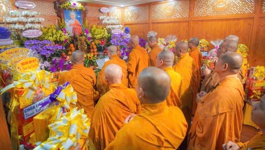 Chư tôn đức thắp hương tưởng niệm húy nhật lần thứ nhất Ni trưởng Thích nữ Như Nguyên