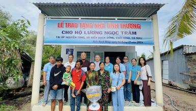  Đoàn Ban Từ thiện xã hội Báo Giác Ngộ bàn giao đến gia đình bà Lương Thị Trâm - Ảnh: T.Q