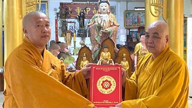 Hòa thượng Thích Huệ Minh trao quyết định Trưởng ban Trị sự GHPGVN TP.Hồng Ngự đến Đại đức Thích Mẫn Niệm 