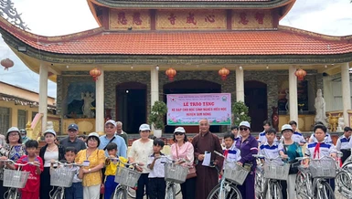 Tặng xe đạp cho các em tại chùa Tâm Thành