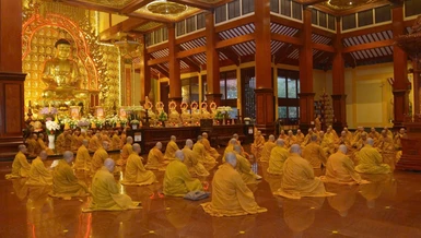 Lễ Bố-tát tại chánh điện Việt Nam Quốc Tự - Ảnh: Bảo Toàn/BGN