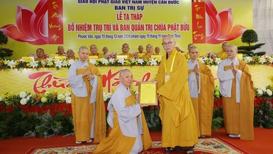 Thưởng tọa Thích Quảng Tâm trao quyết định bổ nhiệm trụ trì chùa Phật Bửu đến Ni sư Thích nữ Chúc Mỹ