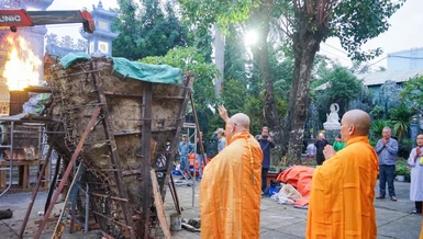 Chư tôn đức sái tịnh, cầu nguyện công trình rót đồng đúc kim thân tôn tượng hoàn thành viên mãn