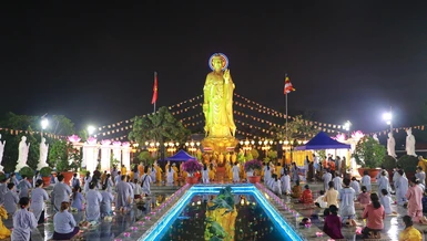 Đêm hoa đăng kỷ niệm ngày vía Đức Phật A Di Đà tại chùa Linh Nguyên