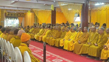 Chư tôn đức Hội đồng Chứng minh, Hội đồng Trị sự, Ban Trị sự tỉnh Thái Bình và các tỉnh thành phía Bắc tham dự lễ nhập kim quan