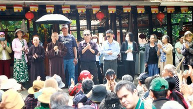 Ban Từ thiện thiền viện Vạn Hạnh trao quà đến người khiếm thị khó khăn tại chùa Long Hoa, H.Định Quán