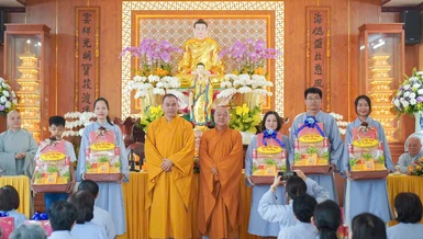 Chư tôn đức trao phần thưởng của chùa Hải Vân đến Phật tử trong Lễ tổng kết tạ pháp của đạo tràng