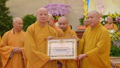 Trưởng lão Hòa thượng Thích Thiện Pháp trao Bằng tuyên dương công đức của GHPGVN đến tập thể Ban Trị sự TP.HCM - Hòa thượng Thích Lệ Trang đón nhận
