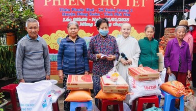 Bà con khó khăn tại địa phương nhận quà tại Phiên chợ Tết 0 đồng do chùa Hàm Long tổ chức