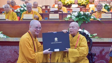 Trưởng lão Hòa thượng Thích Thiện Nhơn trao Giáo chỉ tấn phong giáo phẩm của Đức Pháp chủ đến đại diện các tỉnh, thành phố tại Hội nghị Kỳ 4, Khóa IX GHPGVN