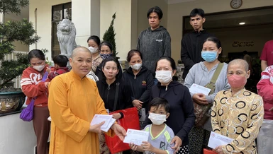 Ni sư Thích nữ Thông Liên trao tiền ủng hộ của bạn đọc đến bệnh nhân nghèo - Ảnh: Ban TTXH BGN