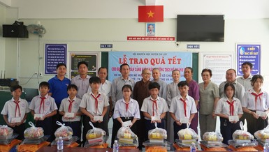  Chùa Bửu Long tặng quà cho học sinh tại Trường Trung học Cơ sở Mỹ Thành Bắc 