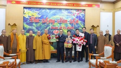 Thượng tọa Thích Nguyên Toàn tặng hoa chúc mừng Xuân Ất Tỵ đến lãnh đạo Tỉnh ủy tỉnh Hà Giang