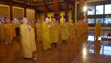 Đức Pháp chủ, chư tôn giáo phẩm Hội đồng Chứng minh, Ban Trị sự GHPGVN TP.HCM niêm hương, đảnh lễ Tam bảo