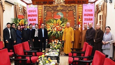 Ông Vũ Chiến Thắng, Thứ trưởng Bộ Nội vụ trao hoa chúc Tết cổ truyền đến chư tôn đức GHPGVN