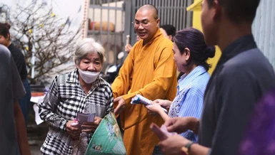 Đại đức Thích Minh Phú, trụ trì chùa Tường Nguyên trao quà Tết đến bà con địa phương - Ảnh: T.N