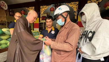 Hòa thượng Thích Giác Trí, viện chủ chùa Minh Giác trao quà Tết đến bà con khó khăn