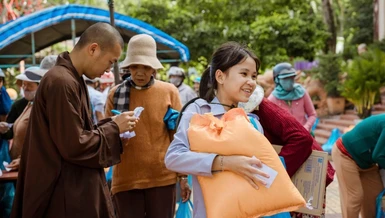 Bà con địa phương đi chợ tại tổ đình Bảo Lâm