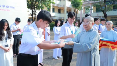 Ni trưởng Thích nữ Nhật Khương trao học bổng cho học sinh Trường chuyên Quang Trung
