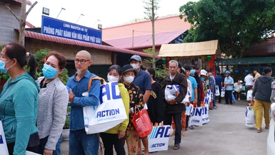Bà con có hoàn cảnh khó khăn xếp hàng đi chợ 0 đồng do Ban Trị sự GHPGVN H.Đức Hòa, chùa Linh Nguyên và các đơn vị tổ chức
