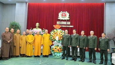 Chư tôn đức GHPGVN tặng hoa chúc Tết đến lãnh đạo Bộ Công an