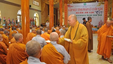 Thượng tọa Thích Thanh Phong trao quà Tết đến Tăng Ni trên địa bàn TT.Phú Mỹ