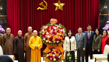 Phái đoàn Ban Trị sự GHPGVN TP.Hà Nội tặng hoa chúc mừng đến lãnh đạo Thành ủy TP.Hà Nội nhân Ngày thành lập Đảng