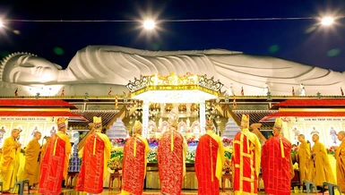 Chư tôn đức thực hiện nghi thức khai đàn Pháp hội Dược Sư tại tổ đình Hội Khánh