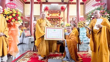 Thượng tọa Thích Viên Quang trao quyết định bổ nhiệm trụ trì đến sư cô Thích nữ Nguyên Chi