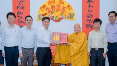 Trưởng lão Hòa thượng Thích Thiện Nhơn trao quà lưu niệm đến ông Nguyễn Mạnh Cường