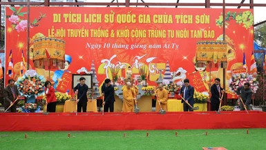 Chư tôn đức và chính quyền địa phương thực hiện nghi thức khởi công trùng tu Di tích lịch sử Quốc gia chùa Tích Sơn