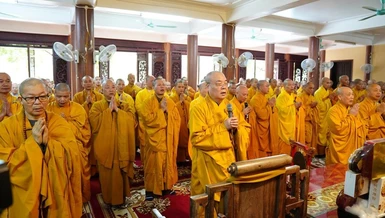 Chư vị Tăng, Ni sơn môn Bồ Đề đảnh lễ Tảm bảo, chư Lịch đại Tổ sư theo truyền thống