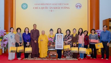 Trưởng lão Hòa thượng tặng quà lưu niệm đến phái đoàn