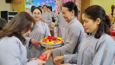 Trao lộc đầu xuân chúc bình an trong năm mới