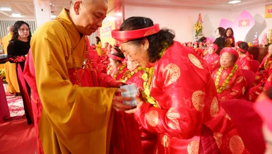 Thượng tọa Thích Quảng Truyền trao quà chúc thọ đến các Phật tử cao niên