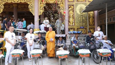 Ni sư Thích nữ Thành Liên, trụ trì tịnh xá Ngọc Nguyên trao quà đến người khuyết tật tỉnh Tiền Giang