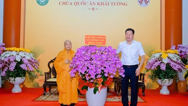 Bí thư Tỉnh ủy Vũ Hồng Văn tặng hoa chúc Tết đến Trưởng lão Hòa thượng Thích Thiện Nhơn