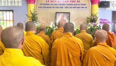 Chư tôn đức thành kính đảnh lễ Giác linh cố Trưởng lão Hòa thượng Thích Huệ Thành