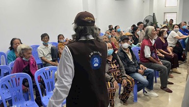 Các bệnh nhân nghèo chuẩn bị khám sàn lọc 