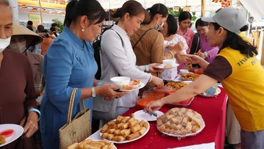Buffet chay được tổ chức tại chùa Tịnh Nghiêm - Văn phòng Phân ban Ni giới tỉnh