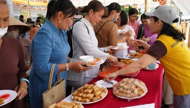 Buffet chay được tổ chức tại chùa Tịnh Nghiêm - Văn phòng Phân ban Ni giới tỉnh