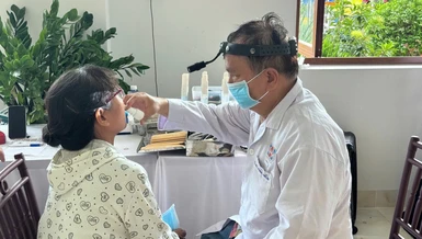  Bác sĩ trong đoàn khám bệnh cho bệnh nhân nghèo - Ảnh: T.N