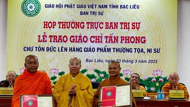 Thượng tọa Thích Giác Nghi trao giáo chỉ tấn phong giáo phẩm đến 2 vị Thượng tọa