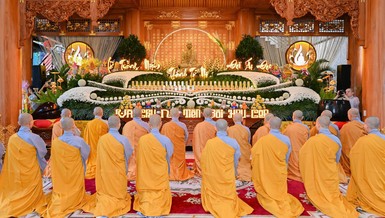 Chư Ni thành kính đảnh lễ, tưởng niệm Đức Thánh Tổ Ni Đại Ái Đạo và chư vị Trưởng lão Ni tiền bối hữu công