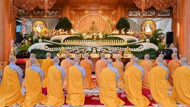 Chư Ni thành kính đảnh lễ, tưởng niệm Đức Thánh Tổ Ni Đại Ái Đạo và chư vị Trưởng lão Ni tiền bối hữu công