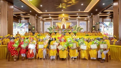 Các cụ Phật tử chụp ảnh lưu niệm cùng chư tôn đức